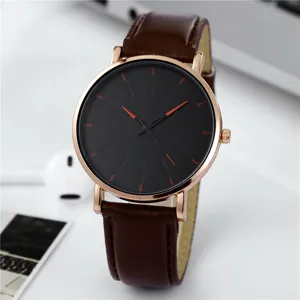 Minimalistische Herren Quarzarmbanduhr mit braunem Lederarmband und schwarzem Zifferblatt.