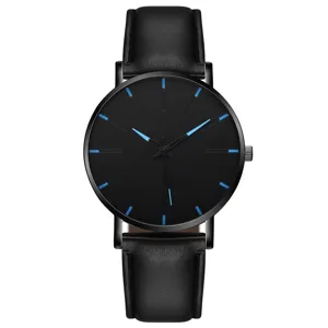 Herren minimalistische Quarzluhr mit schwarzem Lederarmband und blauen Indizes auf dem Zifferblatt.