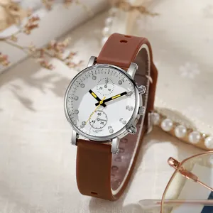 Vista detallada de reloj de cuarzo para mujer con correa de silicona marrón y esfera elegante.