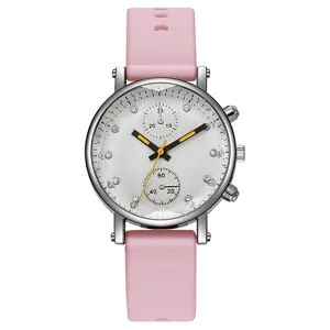 Detalle de primer plano del reloj de cuarzo para mujer con correa de silicona rosa.