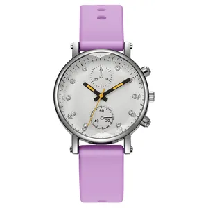 Primer plano de la esfera del reloj de cuarzo con cristales y detalles de correa morada.