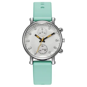 Primer plano de la esfera del reloj de cuarzo para mujer correa silicona strass