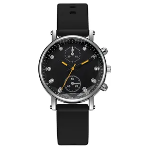 Reloj de cuarzo minimalista para mujer con correa de silicona negra y cristales elegantes.