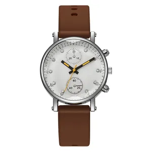 Detalle de la esfera del reloj de cuarzo para mujer con diamantes y correa de silicona.