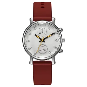 Primer plano detallado de reloj de cuarzo de mujer con correa de silicona y finos cristales.