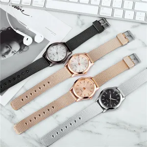 Vista dettagliata di orologi al quarzo eleganti con cinturini in maglia e quadranti minimalisti.