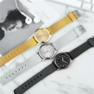Orologio al quarzo casual alla moda con cinturino in maglia di metallo per uomo e donna.