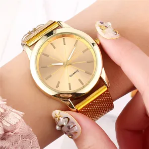 Primo piano dettagliato dell'elegante orologio al quarzo dorato con quadrante minimalista e cinturino.