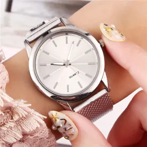 Orologio al quarzo di modo con cinturino in maglia argentata e quadrante bianco da polso