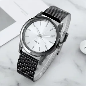 Elegante orologio al quarzo con quadrante rotondo, cassa in metallo lucido e resistente cinturino.