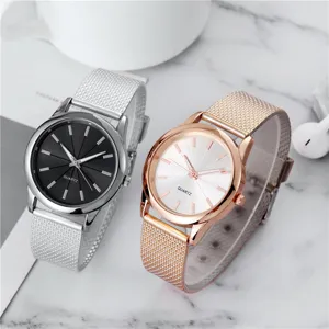 Orologio al quarzo con cinturino in maglia d'acciaio, quadrante minimal per uso quotidiano.