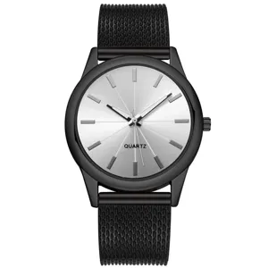 Orologio al quarzo minimalista con cinturino in maglia nera e quadrante argento elegante.