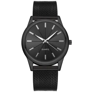 Dettaglio in primo piano del quadrante dell'orologio al quarzo nero minimalista con indici argentati.