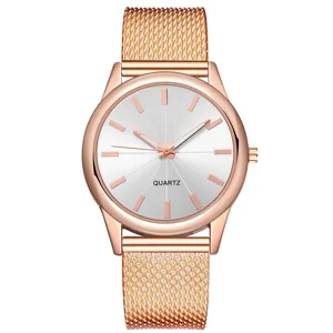 Dettaglio orologio al quarzo oro rosa con quadrante bianco pulito, indici minimal e cinturino maglia.