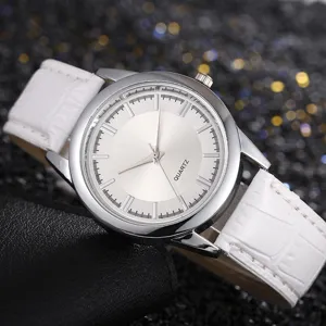 Heren quartz horloge met zilverkleurige kast en witte lederen band, elegante wijzerplaat.