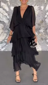 Gedetailleerd overzicht van de zwarte chiffon jurk met V-hals en stijlvolle vleermuismouwen.