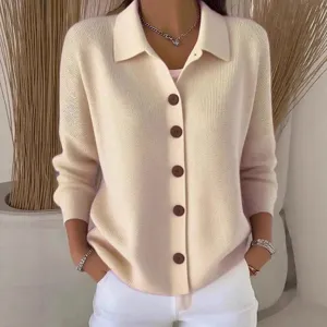 Detailansicht der einfarbigen Damen Strickjacke mit Reverskragen und Knöpfen.