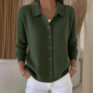 Detailaufnahme einer dunkelgrünen Strickjacke mit Reverskragen und grossen Knöpfen.