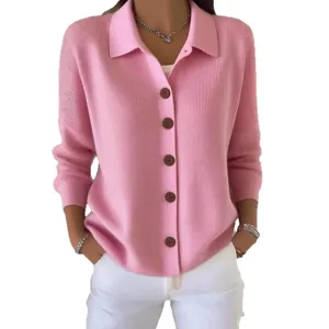 Nahaufnahme der rosa Strickjacke mit stilvollem Revers und auffälligen braunen Knöpfen.
