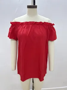 Rote schulterfreie Rüschenbluse Detailansicht, kurzes Ärmeldesign mit bequemem und modischem Stil.