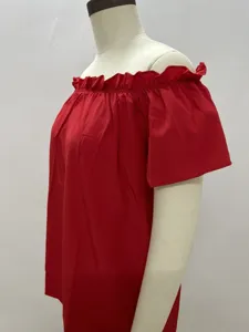 Nahaufnahme der roten schulterfreien Rüschenbluse Detail, lässiger Kleidungsstil.
