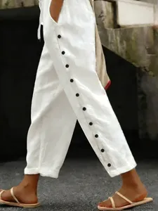 Pantalon court en lin pour femme, style decontracte avec boutons sur les cotes.