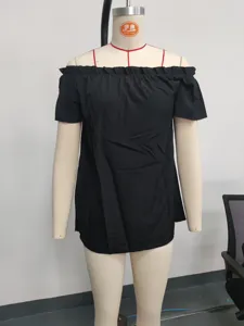 Detailansicht des schwarzen schulterfreien Rüschentops mit feinem Stoff und schickem Design.