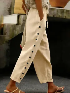 Vue détaillée du pantalon décontracté en coton et lin avec boutons stylés sur le côté.