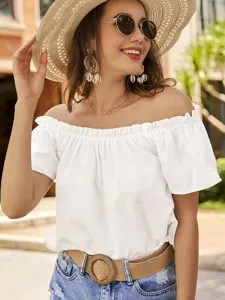 Nahaufnahme Detail der weißen schulterfreien Rüschenbluse, modische Sommerkleidung Damen.