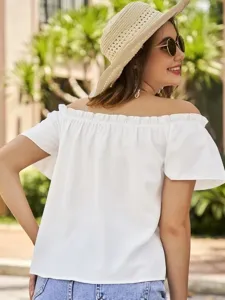 Detailansicht der weißen schulterfreien Rüschenbluse für Damen im sommerlichen Look.