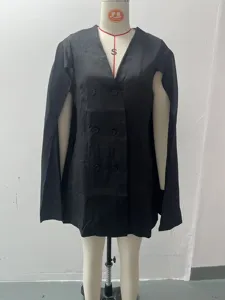 Vista dettagliata di un abito blazer con mantella nero a doppio petto, ideale per l'autunno.