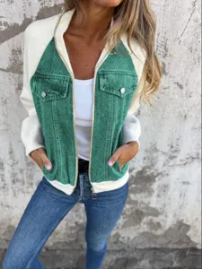 Nahaufnahme der grünen Jeans und weißen Fleece Damen Jacke Details mit praktischem Reißverschluss.