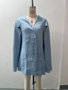 Abito blazer con mantella monopetto azzurro chiaro da donna, elegante abbigliamento.