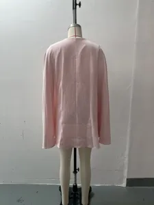 Vista posteriore dettagliata dell'abito blazer mantella rosa unito, tessuto e taglio.