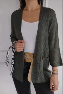 Detailaufnahme des olivgrünen Waffelstrick Cardigans mit feiner Textur und offenem Schnitt.