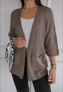 Detailansicht der Damen Waffelstrick Strickjacke mit offenen Front und Dreiviertelärmeln.