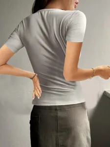 Detaillierte Rückansicht des hellgrauen Damen Kurzarm Rippstrick Slim Oberteils für den Sommer.