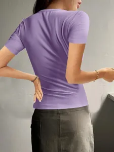 Detailansicht der Rückseite eines stilvollen lila Rippstrick-T-Shirts mit figuhrbetontem Schnitt.