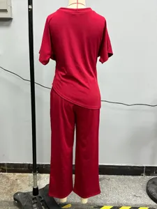 Λεπτομέρεια πίσω όψης του μονόχρωμου casual τοπ κοντομάνικου και ασορτί παντελονιού.