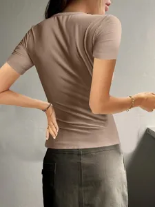 Damen Kurzarm geripptes schmal geschnittenes Stricktop Detailansicht Sommerkleidung.
