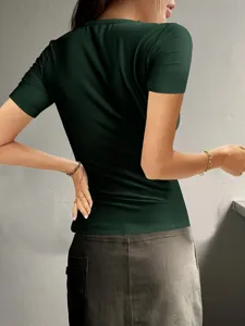 Dunkelgrünes geripptes Damen Kurzarm Strickoberteil in figuurnaher Passform Detailansicht.