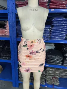 Mini-jupe à imprimé floral, vue détaillée avec volants superposés et design rose vif.