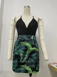 Ensemble haut caraco col V imprimé feuilles tropicales et mini jupe étagée femme.