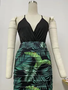 Vue détaillée de la jupe à étages imprimée de feuilles de palmier et du haut halter noir.