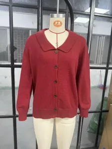 Detaillierte Nahaufnahme einer roten Damen Strickjacke mit klassischem Reverskragen und Knöpfen.