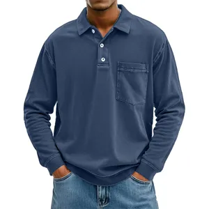 Detailansicht des blauen langärmeligen Herren-Poloshirts mit Brusttasche und Knopfleiste.