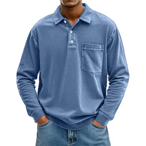 Nahaufnahme des langärmligen Herren Poloshirts mit Brusttasche in klassischem Blau Stoff.