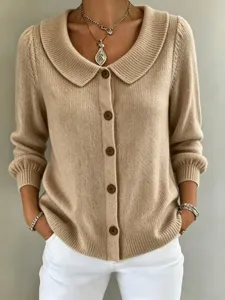 Nahaufnahme der einfarbigen Damen Strickjacke mit stilvollem Reverskragen und Knöpfen.