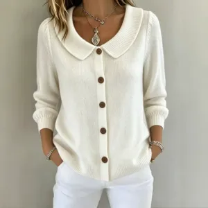 Damen weiße Strickjacke mit Reverskragen und braunen Knöpfen für Herbst und Winter.