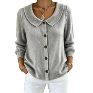 Damen graue Strickjacke Pullover mit großem Kragen und Knopfleiste für Herbst und Winter Mode.